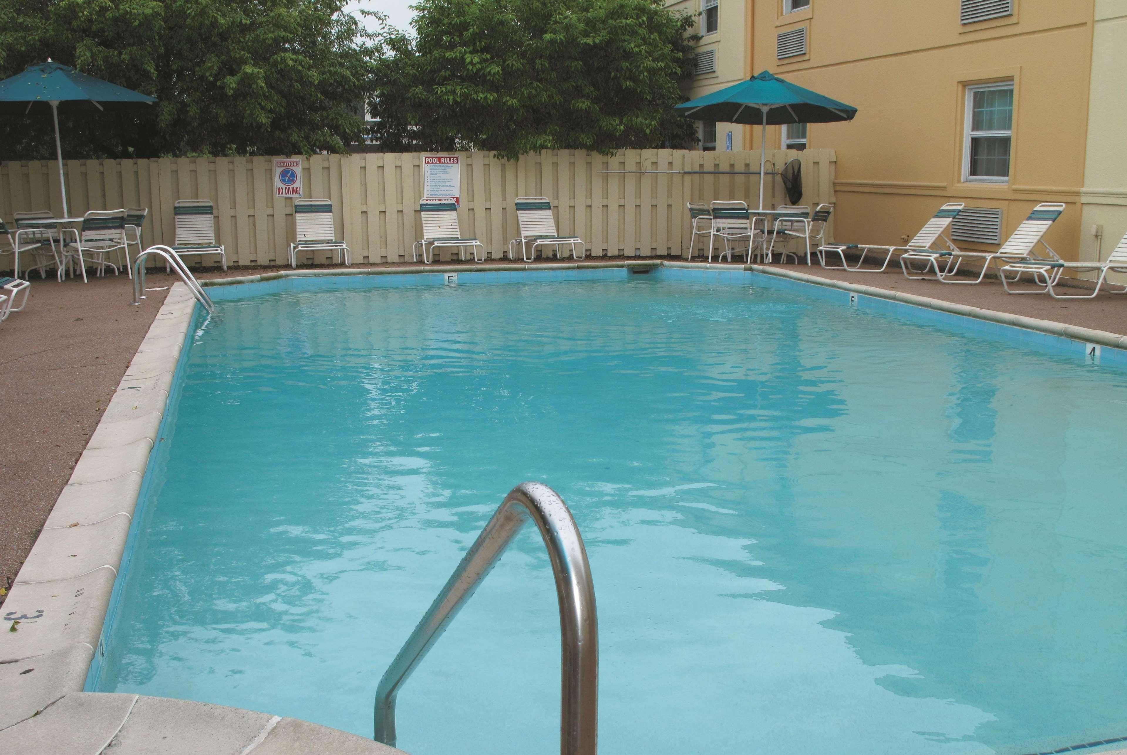 La Quinta Inn By Wyndham Indianapolis Airport Lynhurst מראה חיצוני תמונה