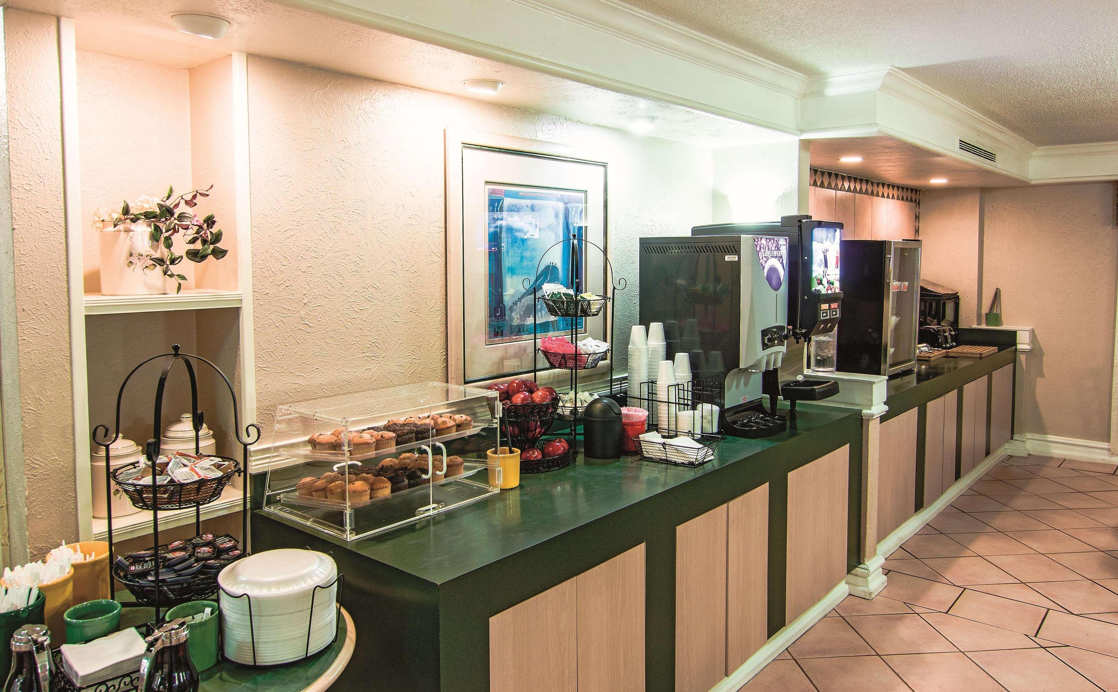 La Quinta Inn By Wyndham Indianapolis Airport Lynhurst מראה חיצוני תמונה